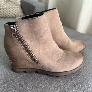 SOREL WOMEN'S JOAN OF ARCTIC WEDGE II ZIP ANKLE BOOT.